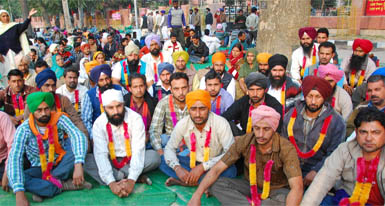 Unemployed Linemen Protest Outside Rakhraâ€™s Residence